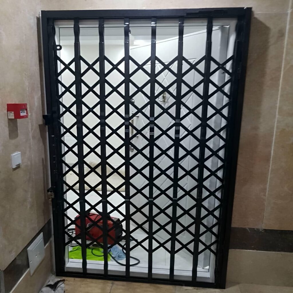 حفاظ درب آکاردئونی مدل شبکه ای حفاظ درب آکاردئونی مدل شبکه ای