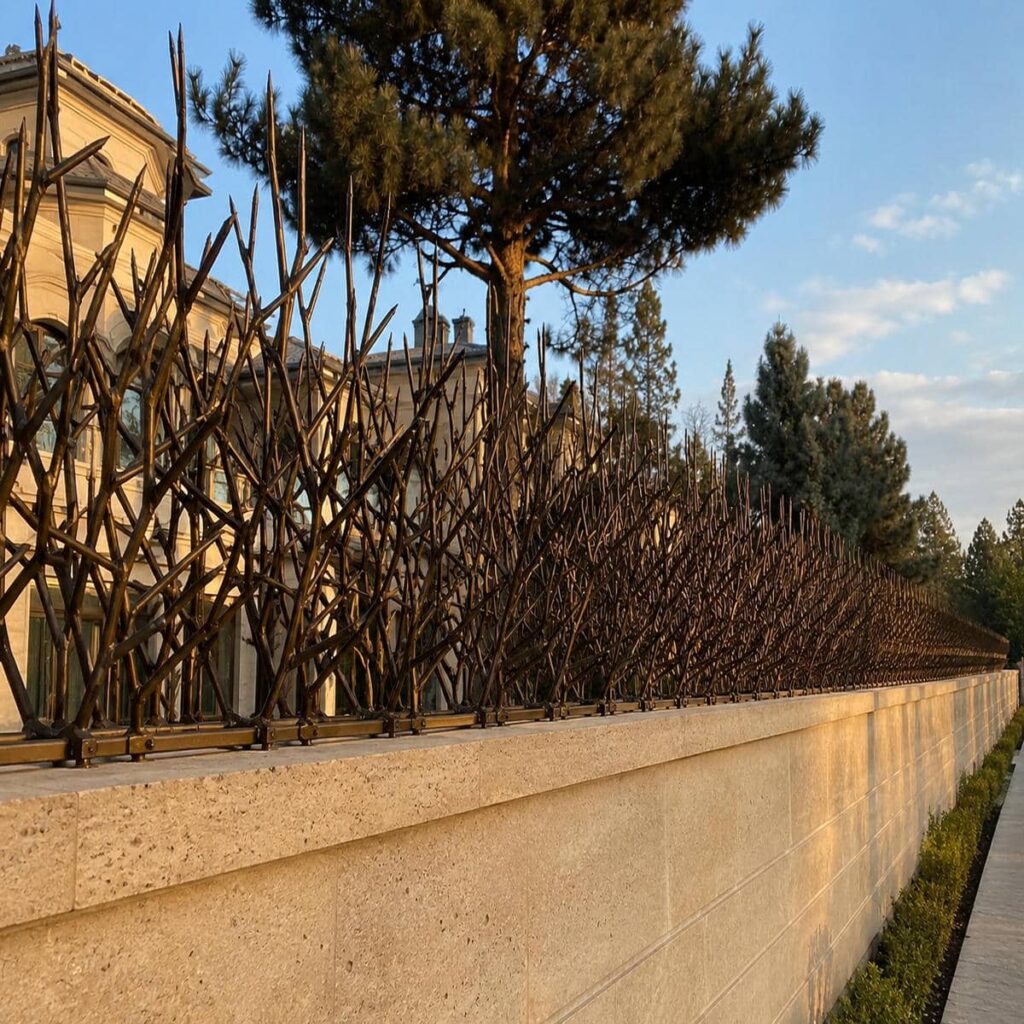 حفاظ دیوار سرنیزه ای کنار محوطه ساختمان حفاظ دیوار سرنیزه ای کنار محوطه ساختمان