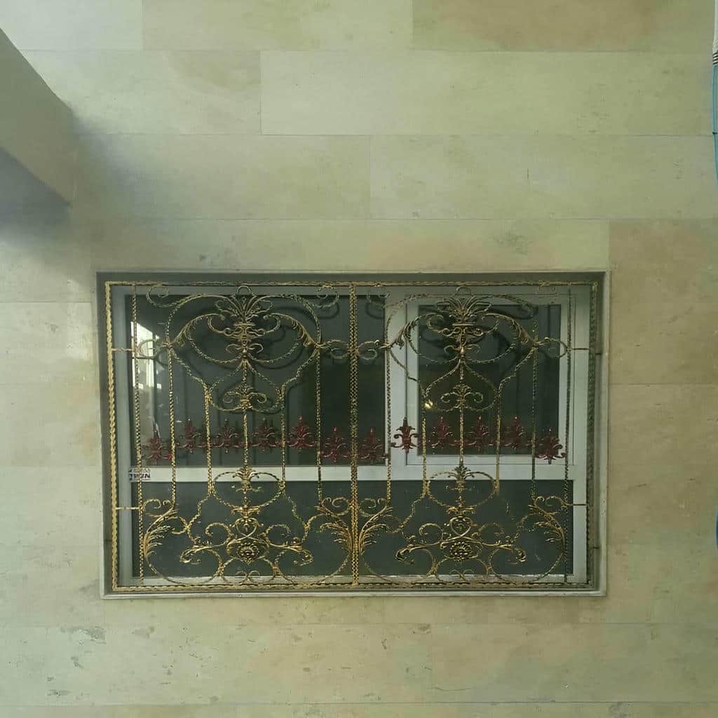 حفاظ پنجره استان یزد در نمای مسکونی
