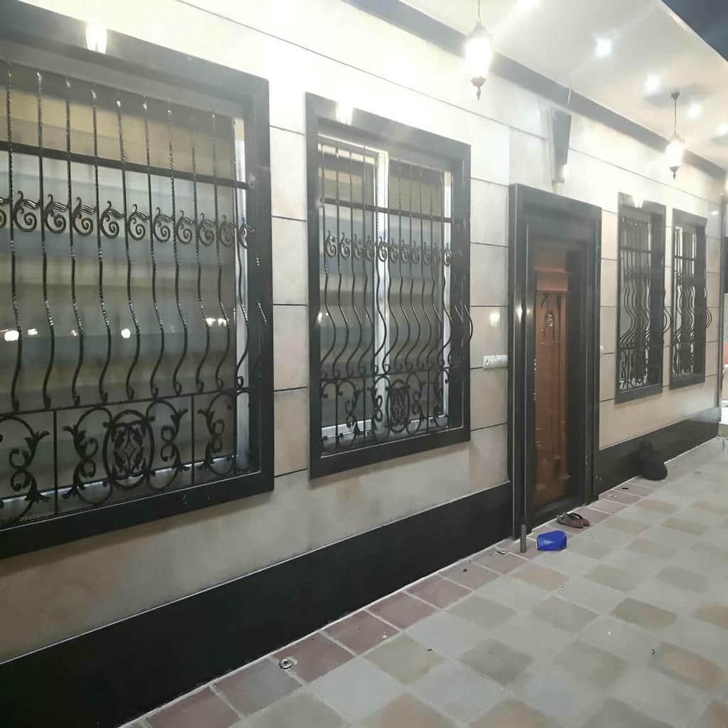 حفاظ پنجره کرمان آهنی مشکی طرح ساده