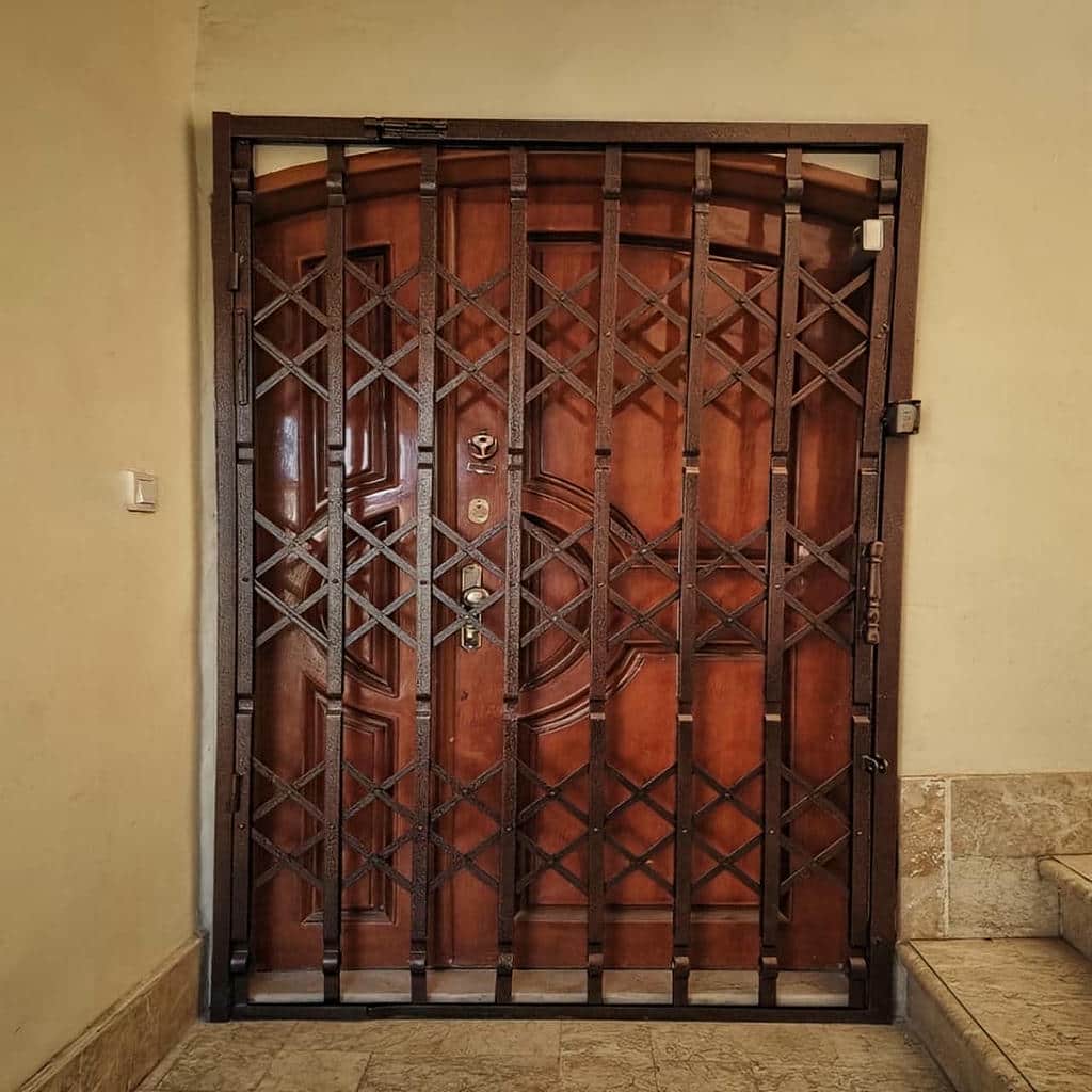 درب آکاردئونی آپارتمان با پوشش رنگ کوره‌ای