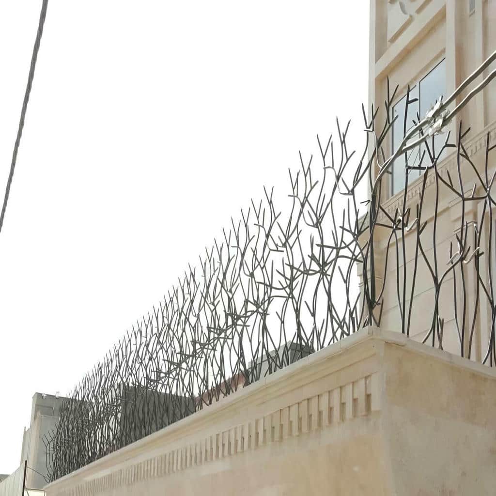 مدل سرنیزه ای فلزی روی دیوار