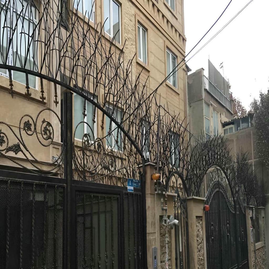 نرده حفاظ دیوار آهنی با پوشش رنگ کوره ای