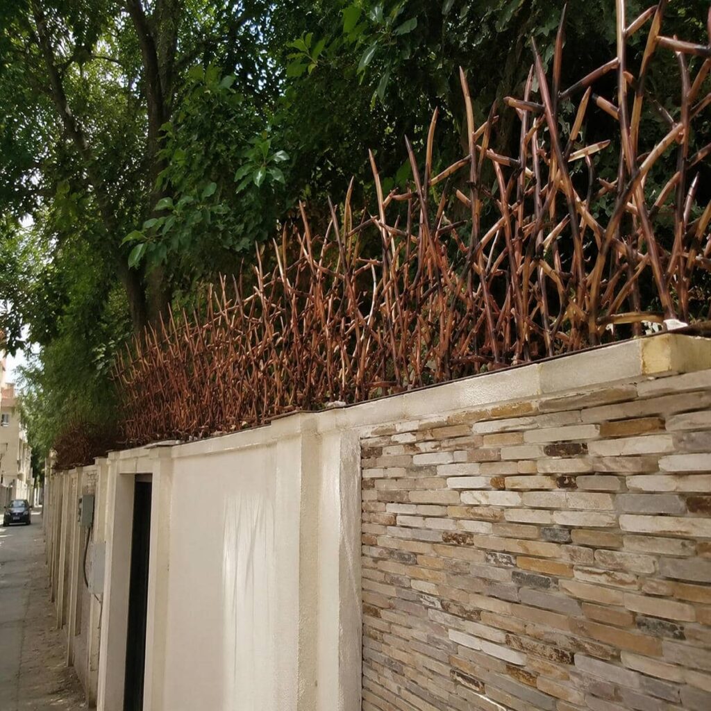نرده دیوار اهواز در نمای ساختمان مدرن