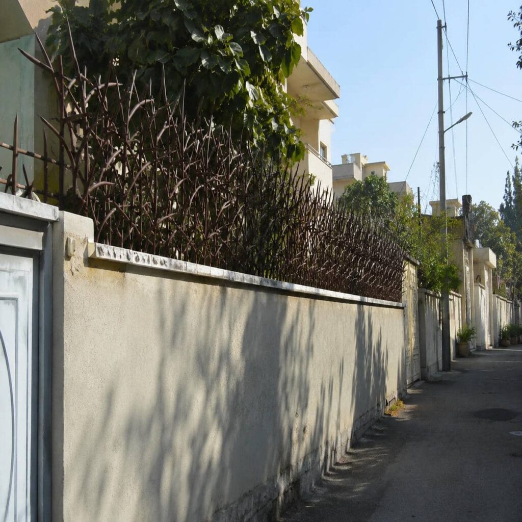نرده روی دیوار با ساختار مقاوم
