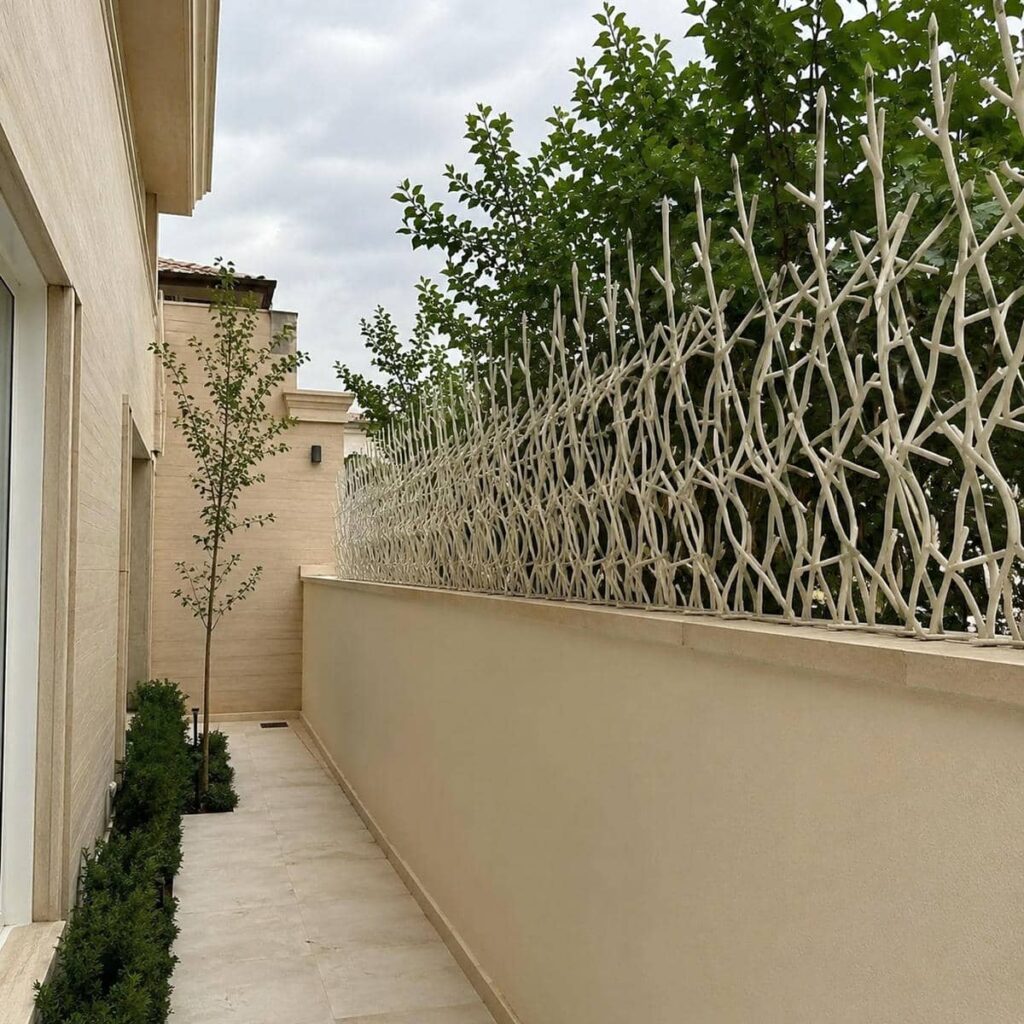 نرده روی دیوار با پوشش رنگ