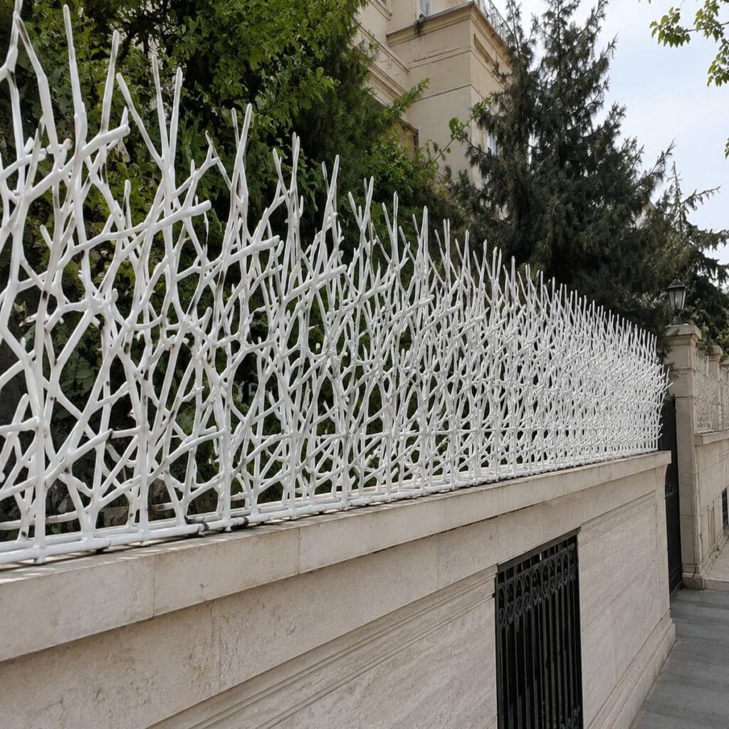 نرده روی دیوار ویلایی نرده روی دیوار ویلایی