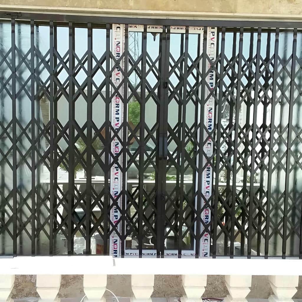 گارد آکاردئونی ورودی خانه