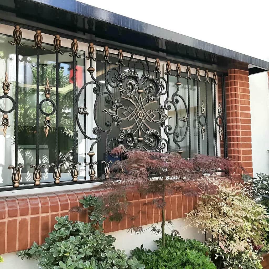 گارد پنجره کلاسیک با جزئیات فلزی